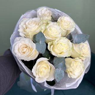 Букет квітів 9 троянд Мондіаль з евкаліптом