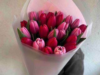 Букет із 25 червоних та рожевих тюльпанів
