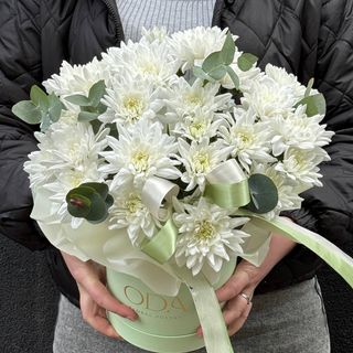 Композиція з 5 Хризантем Балтика біла+евкаліпт