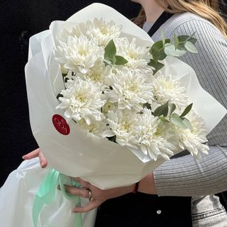 Букет із 3 Хризантем Балтика біла+евкаліпт