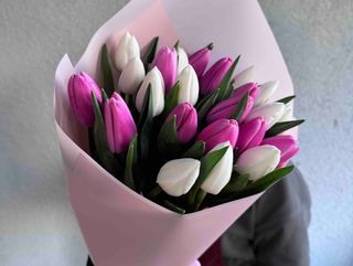Букет із 25 рожевих та білих тюльпанів