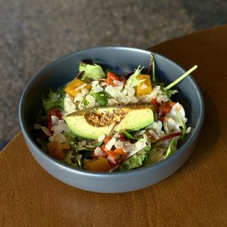 Салат з авокадо та маринованими овочами (235г)