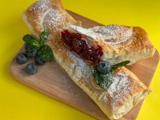 Слойка з вишнею