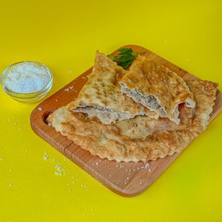 Чебурек зі свининою