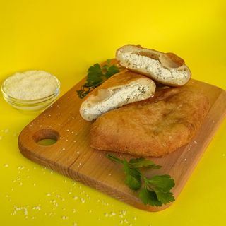 Пиріжок з сиром і зеленню