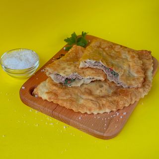 Чебурек з бараниною, чилі та кінзою