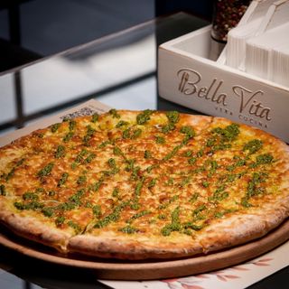 Фокачча з пармезаном та соусом песто