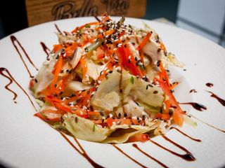 Салат овочевий з горіховим соусом (250г)