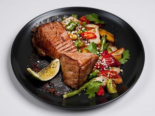 Тунець з овочевим соте 