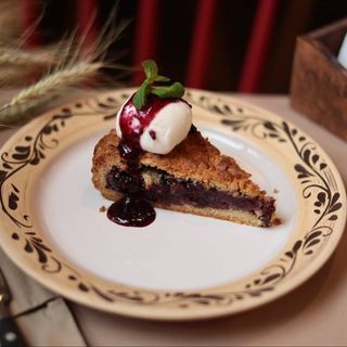 Тертий пиріг з смородиною та морозивом (160г)