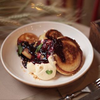 Пухкі оладки з ніжним вершковим кремом і джемом із чорної смородини 250г