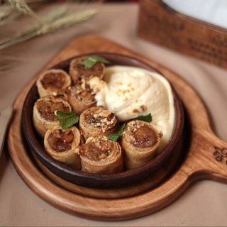 Млинці з яблуками, корицею та вершково ванільним соусом 320 г