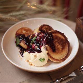 Пухкі оладки з ніжним вершковим кремом і джемом із чорної смородини 250г