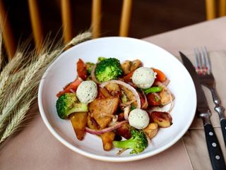 Салат із печених овочів та кульками з сиру тофу280г