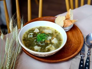 Зелений борщ із грибними вушками 300 г