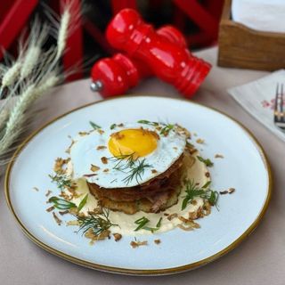 Страва Петра (деруни з беконом, сирним соусом та смаженим яйцем ) (320г)