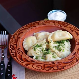 Фірмові вареники з сиром сулугуні, помідором та зеленню (220/30г)