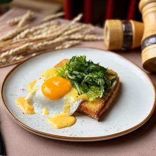 Тост з індичкою, печеним солодким перцем та смаженим яйцем 290г