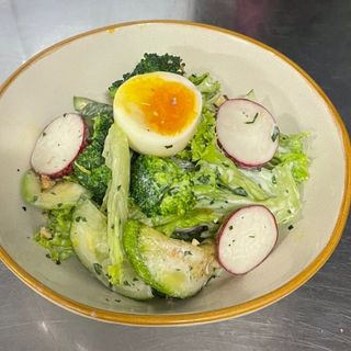 Салат весняний з овочами, сметанною заправкою та яйцем