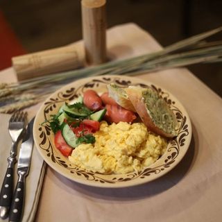 Мішаний омлет з молочними сосисками та свіжими овочами