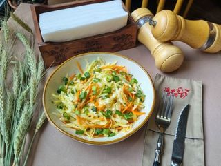 Домашній салат з молодою капустою та духмяною олією