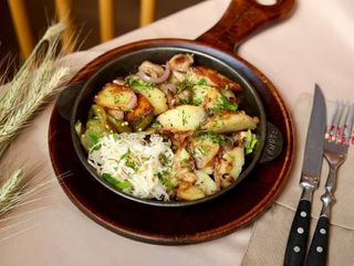 Смажена картопля з грибами та квашеними овочами