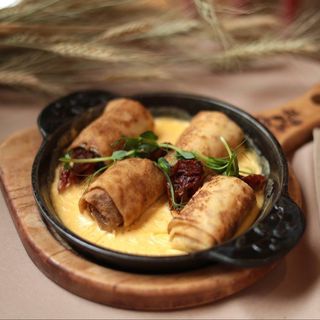 З рваною телятиною, томатами та чорносливом (260г)