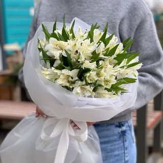 Букет із 9 білих альстромерій