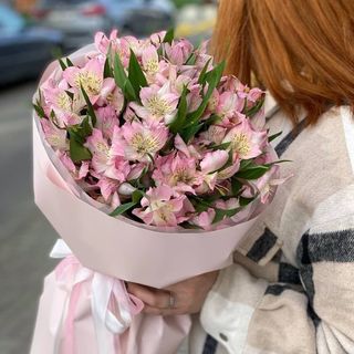 Букет 9 рожевих альстромерій