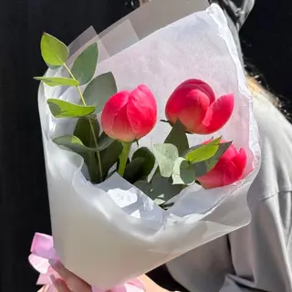 Букет півоній Корал Шарм та евкаліптом (3шт)
