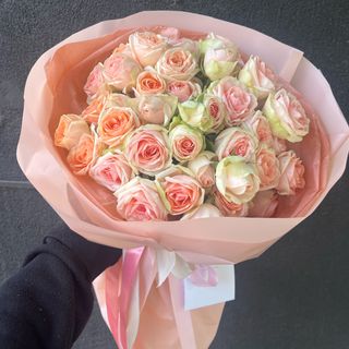 Букет із 9 кущових троянд Крісті