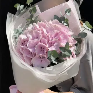 Букет із рожевою гортензією та евкаліптом (1шт)