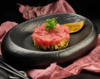 Тартар з тунця на гуакамоле (140\20г)