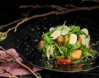 Салат з тонкацу куркою під Сирним соусом (250г)