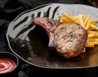 Свинина на кістці з картоплею фрі (200\70\40г)