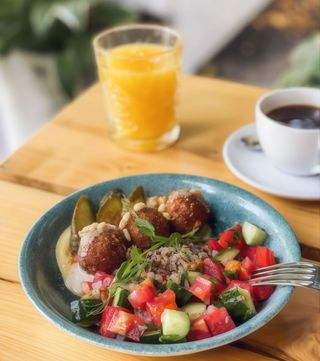 Боул з фалафелем, кіноа та овочевою сальсою (330г)