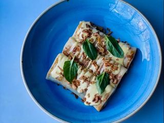 Млинці з тендітною індичкою, шпинатом та сирним соусом