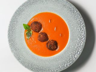 Томатний суп з фалафелем