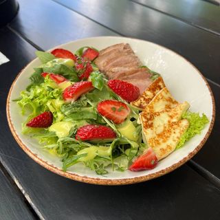 Салат з качкою та полуницею