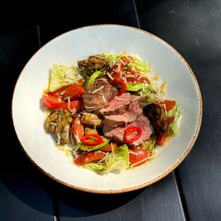 Теплий салат з медальйонами