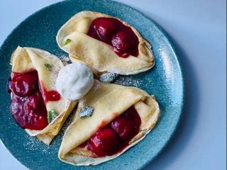 Млинці з полуницею та пломбіром