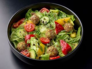 Овочевий салат з крем сиром та корисним насінням (250г)