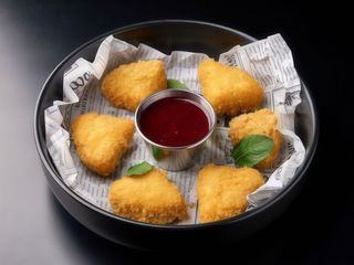 Хрусткий сир камамбер у клярі з ягідним соусом (180/50г)