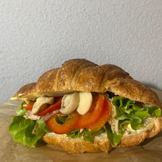 Круасан з куркою та грибами