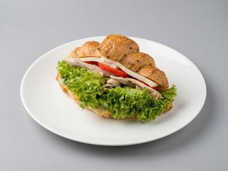 Круасан з моцарелою та куркою (260г)