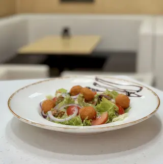 Салат з куркою та крокетами (260г)