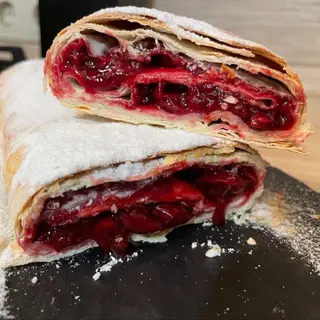 Пиріжок з вишнею,або з яблоками (1 шт)