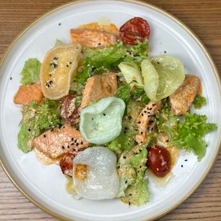 Теплий салат Том-ям з лососем