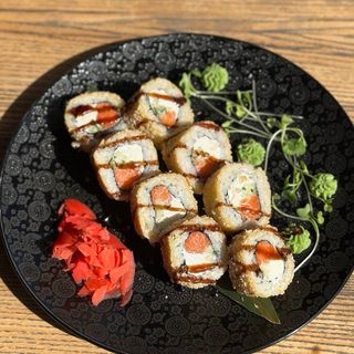 Гарячий ролл з лососем