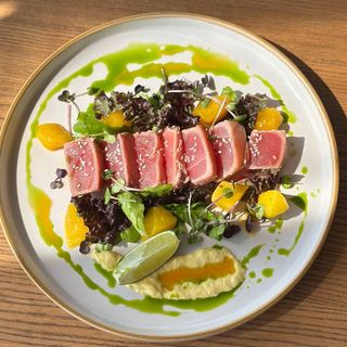 Стейк з тунця з манговим соусом